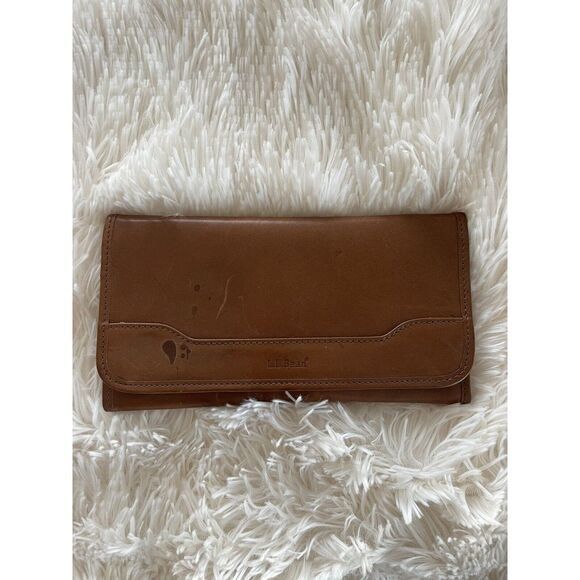 L.L. Bean Handbags - Vintage LL Bean leather passport wallet travel wallet 100%‎ leather